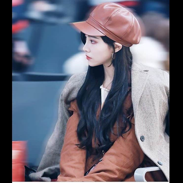 シュー・ジャーチー（Xu Jiaqi）さんのインスタグラム写真 - (シュー・ジャーチー（Xu Jiaqi）Instagram)「Waiting. 🛫 #snh48 #xujiaqi #beautiful #airportfashion #brown」6月2日 14時34分 - xujiaqii