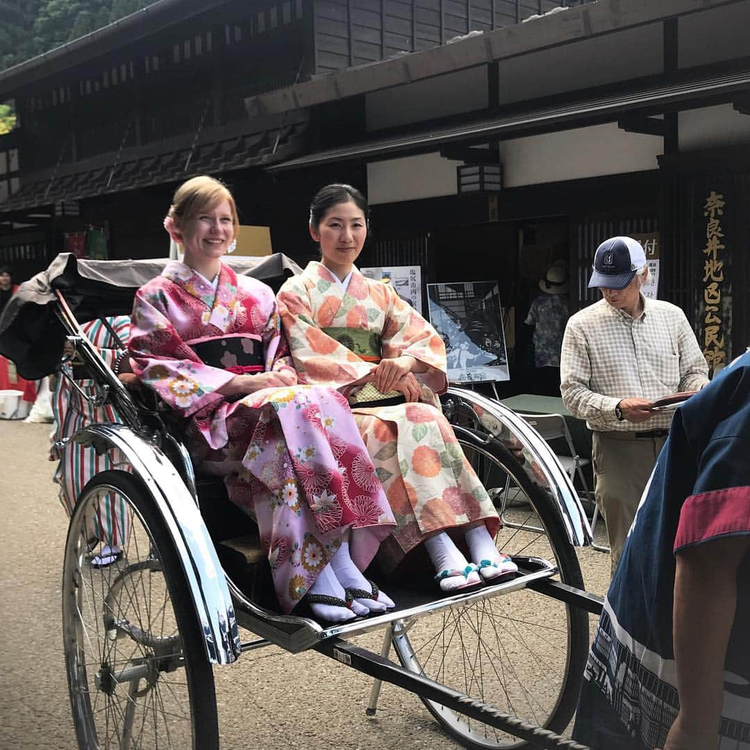 木曽漆器祭・奈良井宿場祭さんのインスタグラム写真 - (木曽漆器祭・奈良井宿場祭Instagram)「木曽漆器祭・奈良井宿場、二日目、開催！！　今日は快晴です！！職人の丹精込めた銘品や逸品はもちろん、この日にしか出ない蔵出し物が店先に並びます。着物町歩き＆フォトコンテストもありますよ〜ぜひ！！！ ​. 【第51回 開催決定！】 2018年6月1日（金）～6月3日（日）は、木曽漆器祭・奈良井宿場祭へ！古き良き時代を思わせる宿場町の風情をお楽しみいただけます。こちらのアカウントでは、昨年の様子や木曽漆器について発信していきます。 . #木曽漆器祭 #奈良井宿場祭 #長野 #信州 #木曽路 #奈良井宿 #木曽漆器 #漆器 #漆器のある暮らし #和食器 #和食器好き #食器 #食器好きな人と繋がりたい #テーブルウェア #テーブルコーディネート #ていねいな暮らし #旅行好きな人と繋がりたい​ #着物 #フォトコンテスト #ポートレート #写真好きな人と繋がりたい​ #中山道 #和風 #旅 #木曽 #ファインダー越しの私の世界 #日本遺産 #伝統工芸 #着物コーデ」6月2日 14時57分 - shikki_shukuba