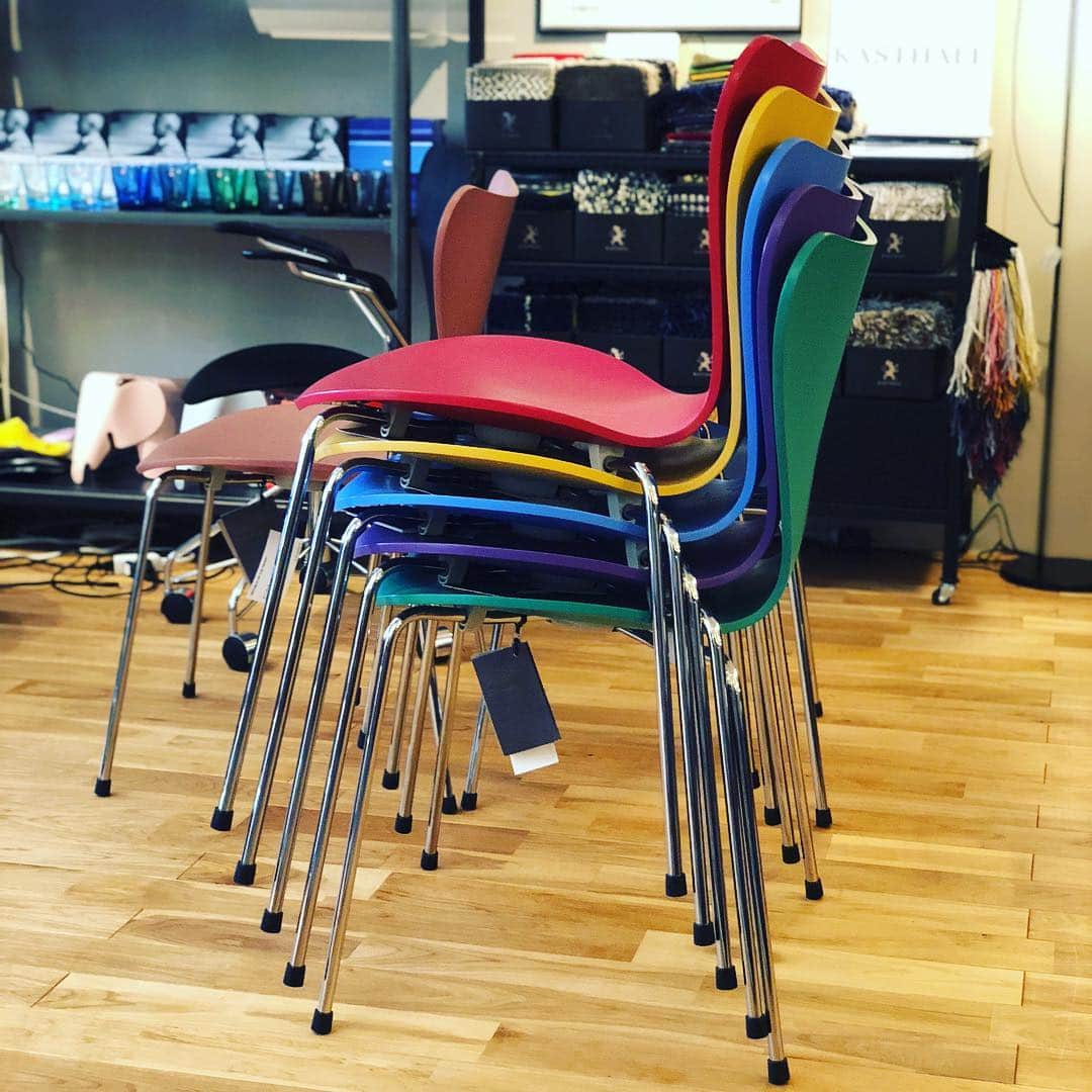 TABROOMのインスタグラム：「片付け中です。 #sevenchair #series7 #fritzhansen #arnejacobsen #フリッツハンセン #セブンチェア #インテリア #interior #ミッドセンチュリー #midcenturyinterior」
