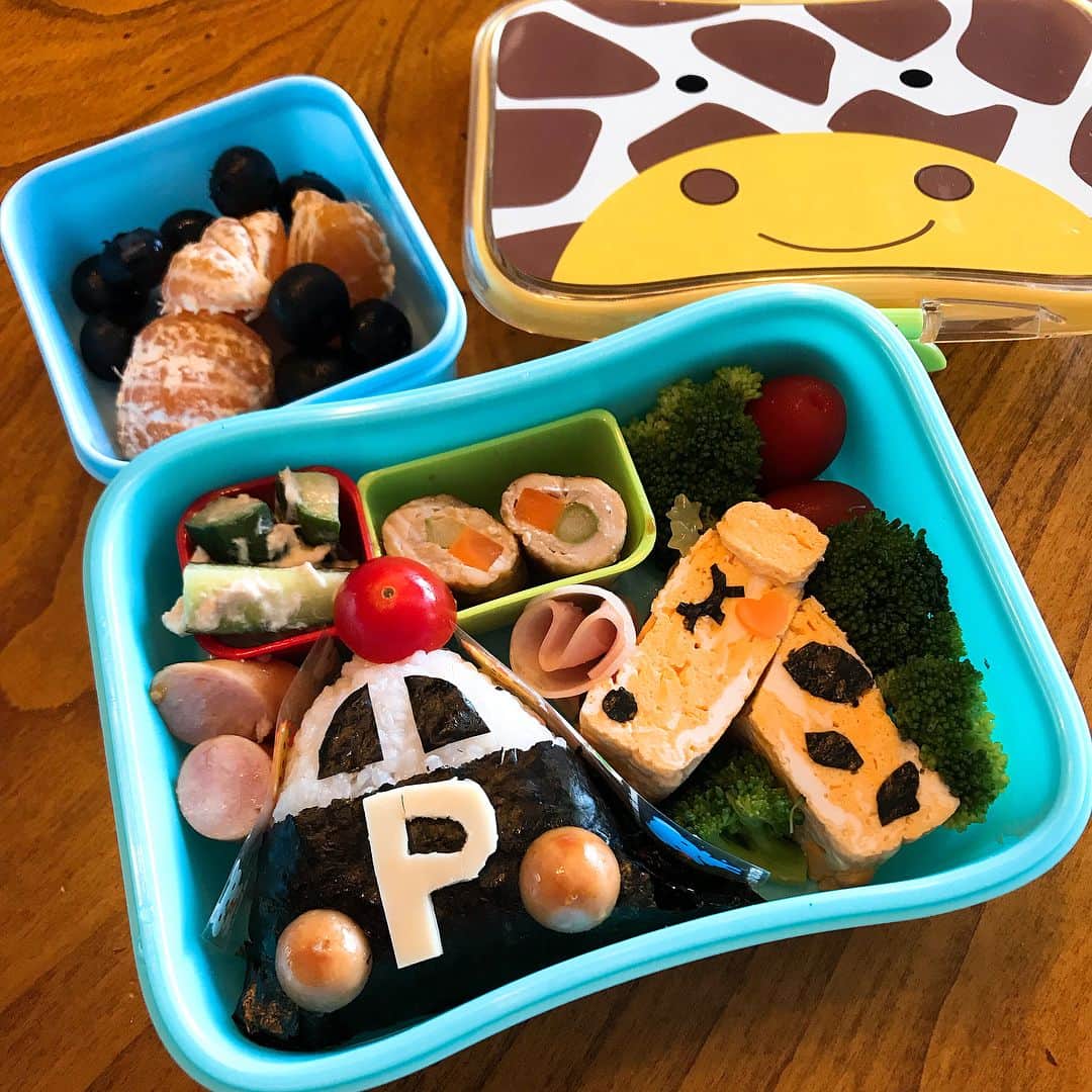 愛内里菜のインスタグラム：「息子の遠足のお弁当🍱﻿ ﻿ キリンの卵焼きにしたかったけど犬に見える😅﻿ ﻿ 車大好きな息子のためにパトカーおにぎり👍﻿ ﻿ ネットで可愛いお弁当検索して真似っこしました！﻿ ﻿ 普段は毎日給食なので大助かり！﻿ 栄養バランスも考えられてるしありがたい！﻿ ﻿ 給食で周りのみんなが食べてるのを見て、﻿ 自分もトライしようと、色んな食材を食べれるように﻿ なってくれてそれもまたありがたい🙏﻿ ﻿ 100均に売ってる お弁当の抗菌シートめちゃ良い！﻿ ﻿ #３歳息子お弁当﻿ #幼稚園遠足﻿ #お弁当が傷みにくくて安心﻿ ﻿ ﻿」