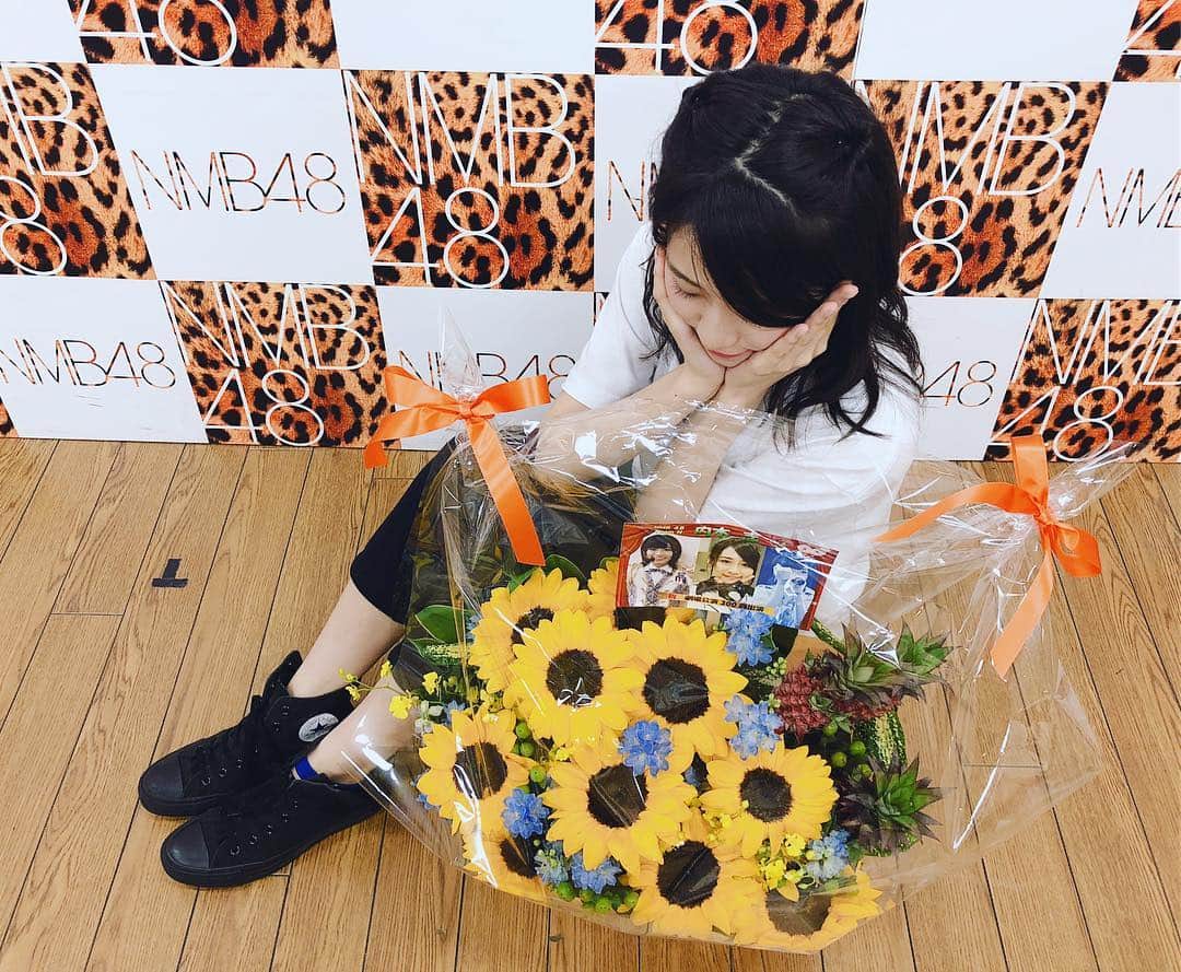 内木志さんのインスタグラム写真 - (内木志Instagram)「300回目の公演✨ こんなに公演出演してるって思ってなかったからビックリ！♪ ヒマワリ🌻かわいい🌻 ありがとうー❤️ #Flower」6月2日 17時55分 - cocoro_naiki