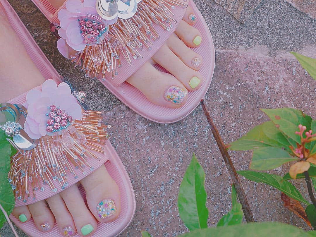 のインスタグラム：「#newnail #newsandals .  いつもお世話になってるネイリストさん （ @marieeee1222 ） 可愛くなるのはまりえさんのおかげ💞 . #サンダル #snidel  #ネイル #homefukuoka  #夏ネイル #フットネイル #ビーチサンダル #フットネイル夏」