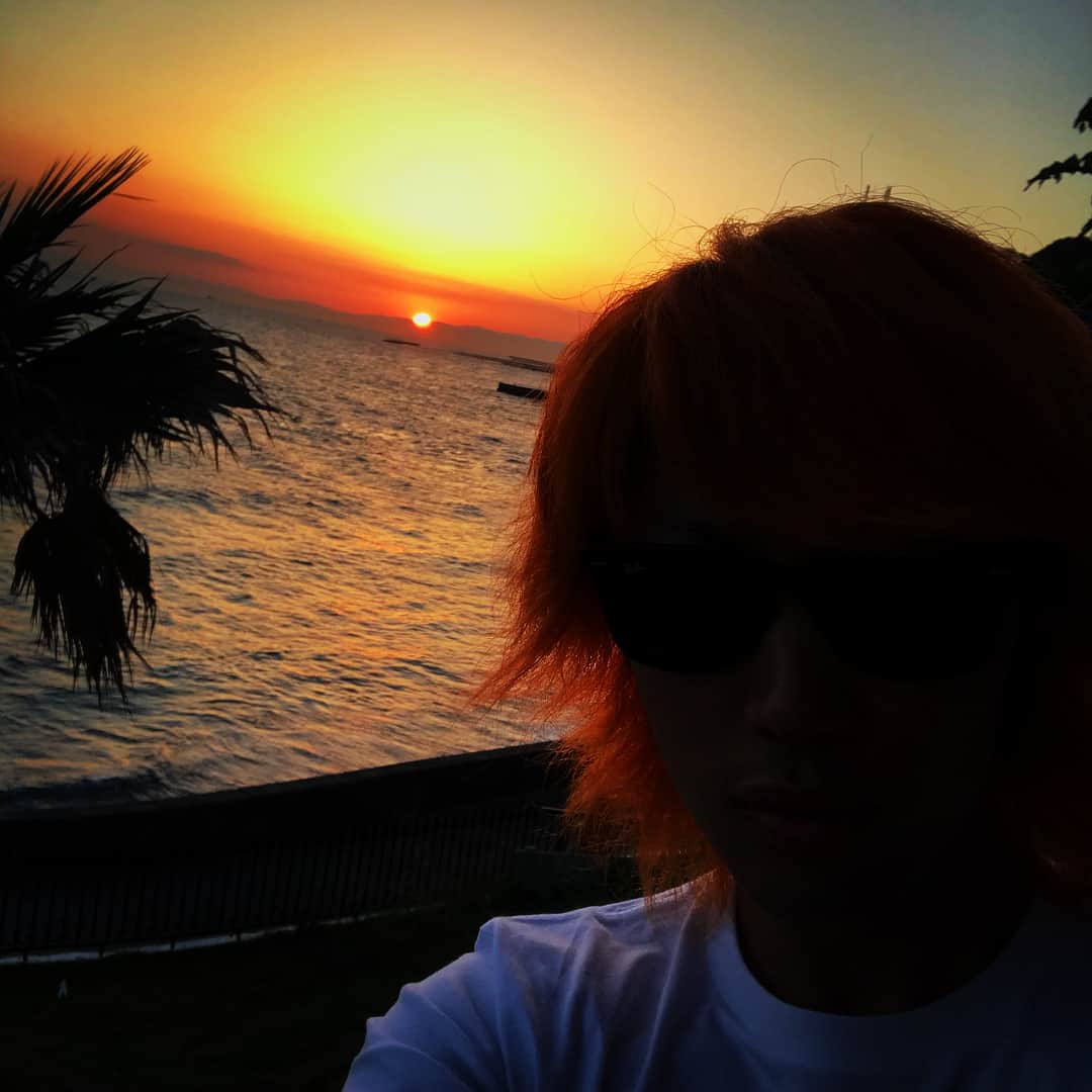 てつやさんのインスタグラム写真 - (てつやInstagram)「I'm so beach man. frend is my sun. #BBQ #sunset #osyare #tetsuya #tokaionair #love #instagram」6月2日 18時59分 - to_tetsuya