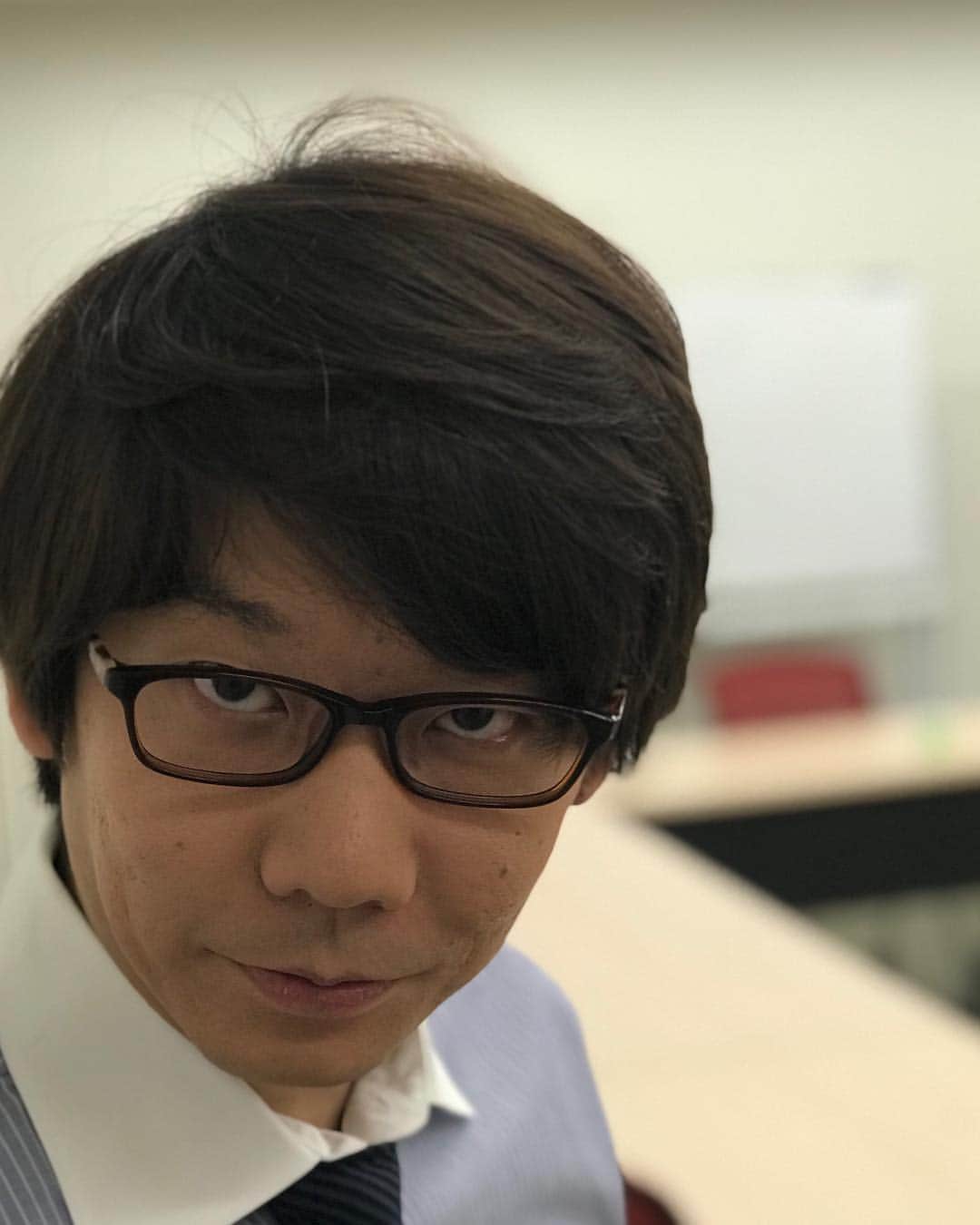 川島明のインスタグラム：「三四郎小宮くん  #最近覚えたリテラシーという言葉をやたら使いたがる新人 #ゾンビ映画で一番最初に喰われるマザコンの奴 #コンパの途中でトイレに行き鏡に向かって自信のある角度を再確認している大学生 #風俗の写真指名で一切譲る気の無い後輩 #「君達が今大会の本命らしいね、僕の名前は嫌でも知る事になるだろう、決勝で待ってるよ」と言って一回戦で負けた高専ロボコンの出場者 #財布が無いというので一緒に探してあげてるのに完全に疑ってきてる奴 #コンパで自信のある角度をみせていたら女子に気分悪いんですかと言われた大学生 #中国が無断でつくった実写版の名探偵コナン #セカイノオワリの深瀬さんが捨てたエゴサーチする習慣 #語彙力と愛嬌のハイブリッド芸人」
