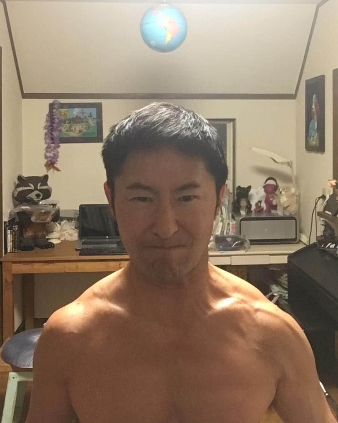 なべやかんさんのインスタグラム写真 - (なべやかんInstagram)「自宅で軽い筋トレ。 筋トレはやっぱりジムでやる方が良い。  #筋トレ #自宅筋トレ」6月2日 19時33分 - yakan_nabe