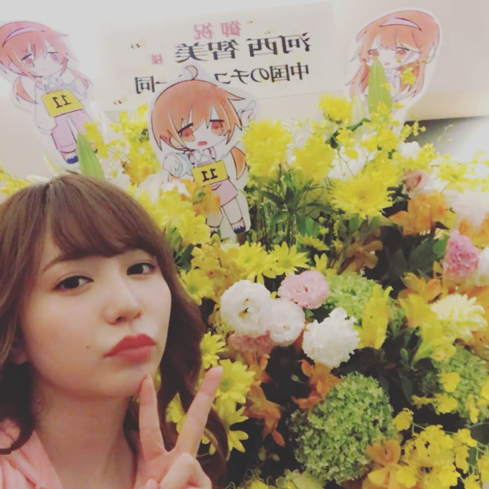 河西智美さんのインスタグラム写真 - (河西智美Instagram)「頂いたお花との自撮りとかもアップします💐 反転しててsorry🙏🏻 . 黄色のお花スペビーにピッタリで みんな流石です😭💓 改めてありがとうございました❤️ . 可愛い絵も、辞書や本たちの中にピーターパンを仕込んでくる辺りも流石🙄💓笑 . . キャスト、アンダーキャスト、スタッフさんみなさんとの写真も一気に❤️ . . 本当に楽しい1カ月でした🐝💓 . . . さぁ‼️ 久しぶりにイベントの発表がされたので 改めて私からも😊✊🏻 . 役ではなく、河西智美として みんなと会えるのは 久々でうれしいなぁ😌 . みんなぜひきてね❤️ . . Tomomi Kasai トーク＆ミニライブ 【日時】6月30日（土） 開場：18:45　開演：19:15 【会場】MLB cafe TOKYO 東京ドームシティ店 . そして！ . . 河西智美ファンクラブイベント2018　～ＨＰリニューアル記念 ～ 【日時】9月15日（土）昼帯 【会場】東京都内某所 . .. . 詳しくはオフィシャルサイトからお願いします🤲 . . . もう1年の半分になったのかと思うと あっという間すぎて 怖いくらい😭 毎日を大切に無駄なく過ごせるように 楽しく過ごせるように 自分に出来ることをひたむきにがんばって 残りの半年も駆け抜けたいと思います‼️ . ... . #イベントのお知らせ#お花のお礼#スペリングビー#スペビー」6月2日 20時07分 - chiyu3u