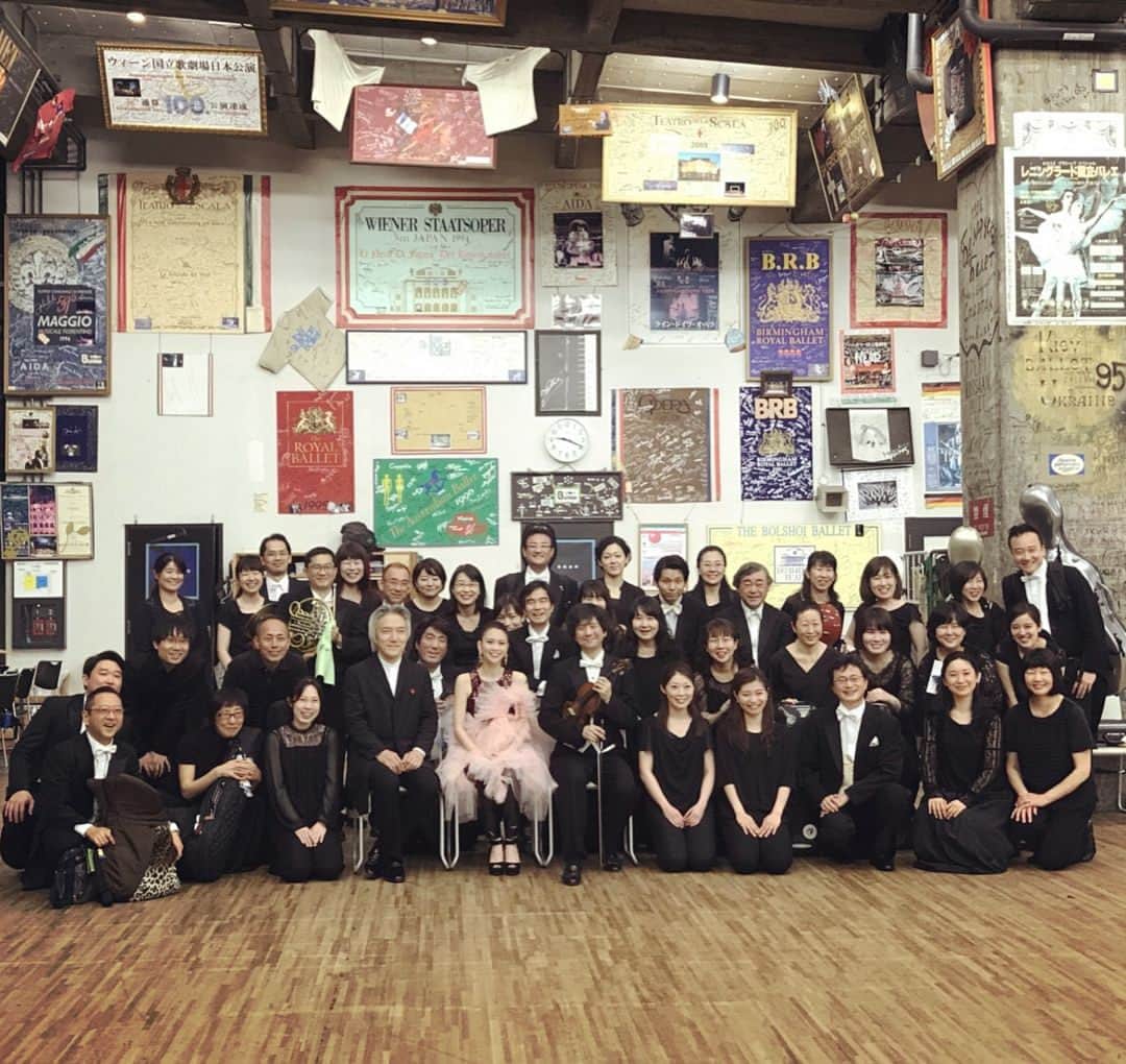 小柳ゆきのインスタグラム：「マエストロ栗田博文さん、コンサートマスター石橋和彦さん、 #東京フィルハーモニー交響楽団  の皆さんと😊 。 。 。 ピンクのチュール衣装は @mikiodisco さんの  写真ではわかりませんが💦後ろに水色のチュールが入っているのです😍 おかわです」
