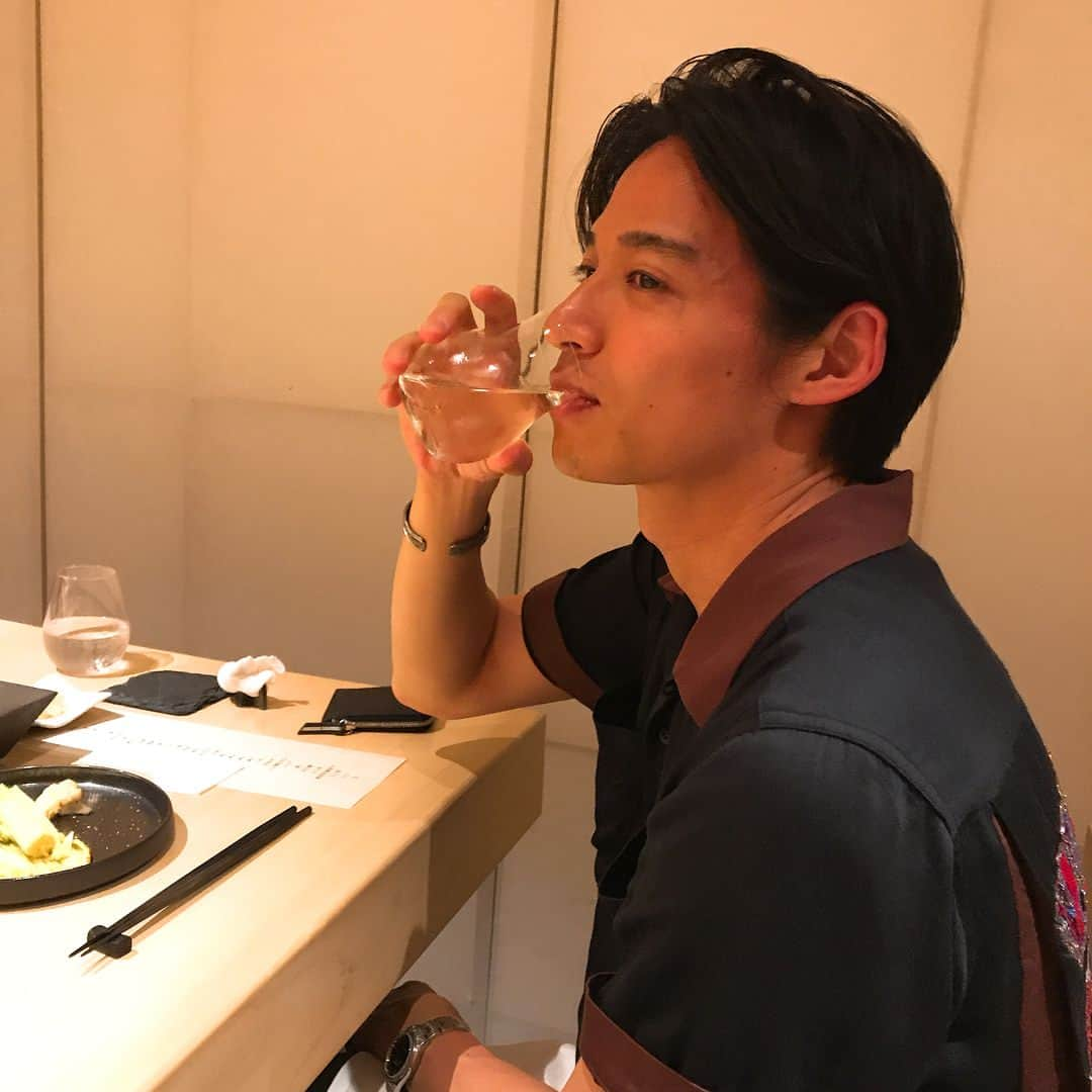 久保裕丈さんのインスタグラム写真 - (久保裕丈Instagram)「たまーに、ごく稀に鮨も食べに行くんですよ。週末くらいは。 はっこく佐藤さんの32貫の握りリレー、大満足でした。 #鮨 #銀座 #tokyofood #tokyofoodie #東京グルメ #食べログ #日本酒 #sake」6月2日 20時46分 - hirotakekubo