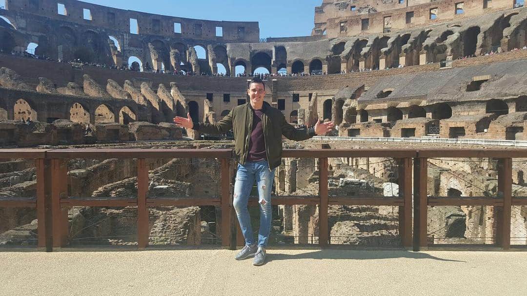ハイメ・ヒメネスのインスタグラム：「"Marco Aurelio tenía un sueño que se llamaba Roma...” 🇮🇪🍕🍝☕️🍷 “Lo que hacemos en la vida tiene su eco en la eternidad" (Máximo Décimo Meridio) #gladiator ^ ^ ^ ^ ^ #valdepeñerosporelmundo #roma #historia #museos #monumentos #coliseo #pasta #pizza #cafe #history #musseum #cooffe #valdepeñas」