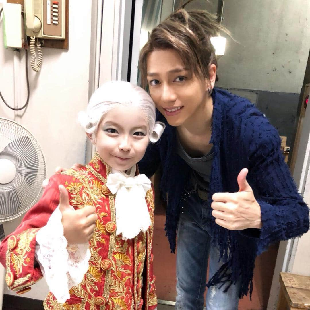 山崎育三郎さんのインスタグラム写真 - (山崎育三郎Instagram)「本日も無事に終演。  感謝です。  けんちゃんアマデでした！！ お疲れ様ね^ - ^  #モーツァルト #ミュージカル」6月2日 22時12分 - ikusaburo_yamazaki