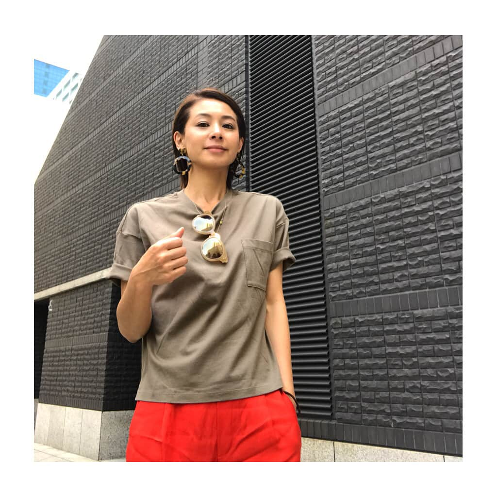 稲沢朋子さんのインスタグラム写真 - (稲沢朋子Instagram)「ベージュ×赤 コーディネート気分でした！ ヘアーは、ウェットヘアーに！ 先日ヘアメイクのエイコさんに教わったの☺️ 青い空もイイ！ #アイテムタップしてね  DITA 🕶 #DITA  @uniqlo #uniqlo Tシャツ @zara #zara パンツ @volvocars #volvo #xc60」6月2日 22時43分 - ina_tomo