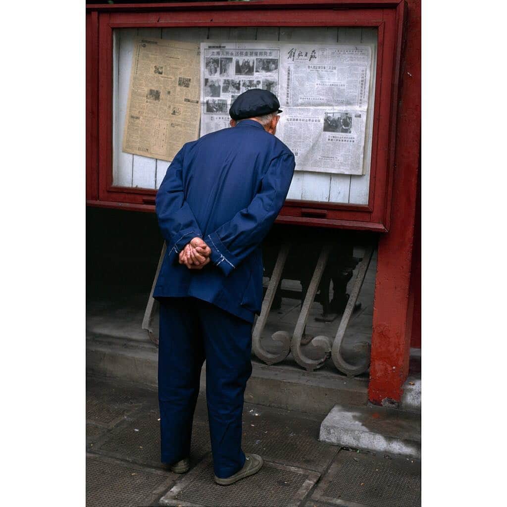 スティーブ・マカリーさんのインスタグラム写真 - (スティーブ・マカリーInstagram)「Reading public newspaper, #Shanghai, #China, 1989.」6月2日 22時29分 - stevemccurryofficial