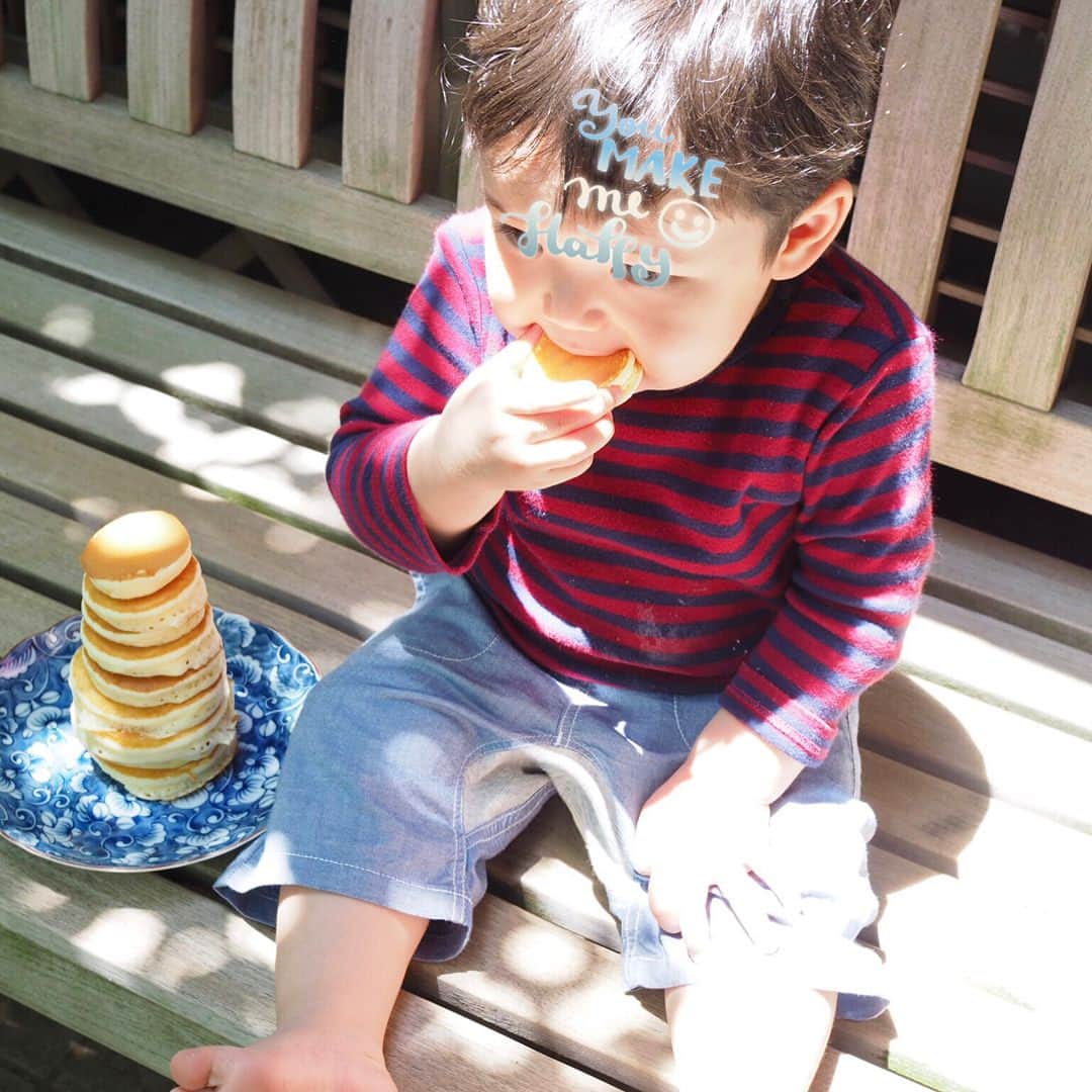 中村歌昇 さんのインスタグラム写真 - (中村歌昇 Instagram)「一緒に作った米粉のパンケーキ。 かなりのお喜びの様子です。 #おいおい全部はだめだよ #炭水化物好き #おそらく自分似 #連獅子ダイエット #国立初日でした」6月2日 23時03分 - kasho_nakamura