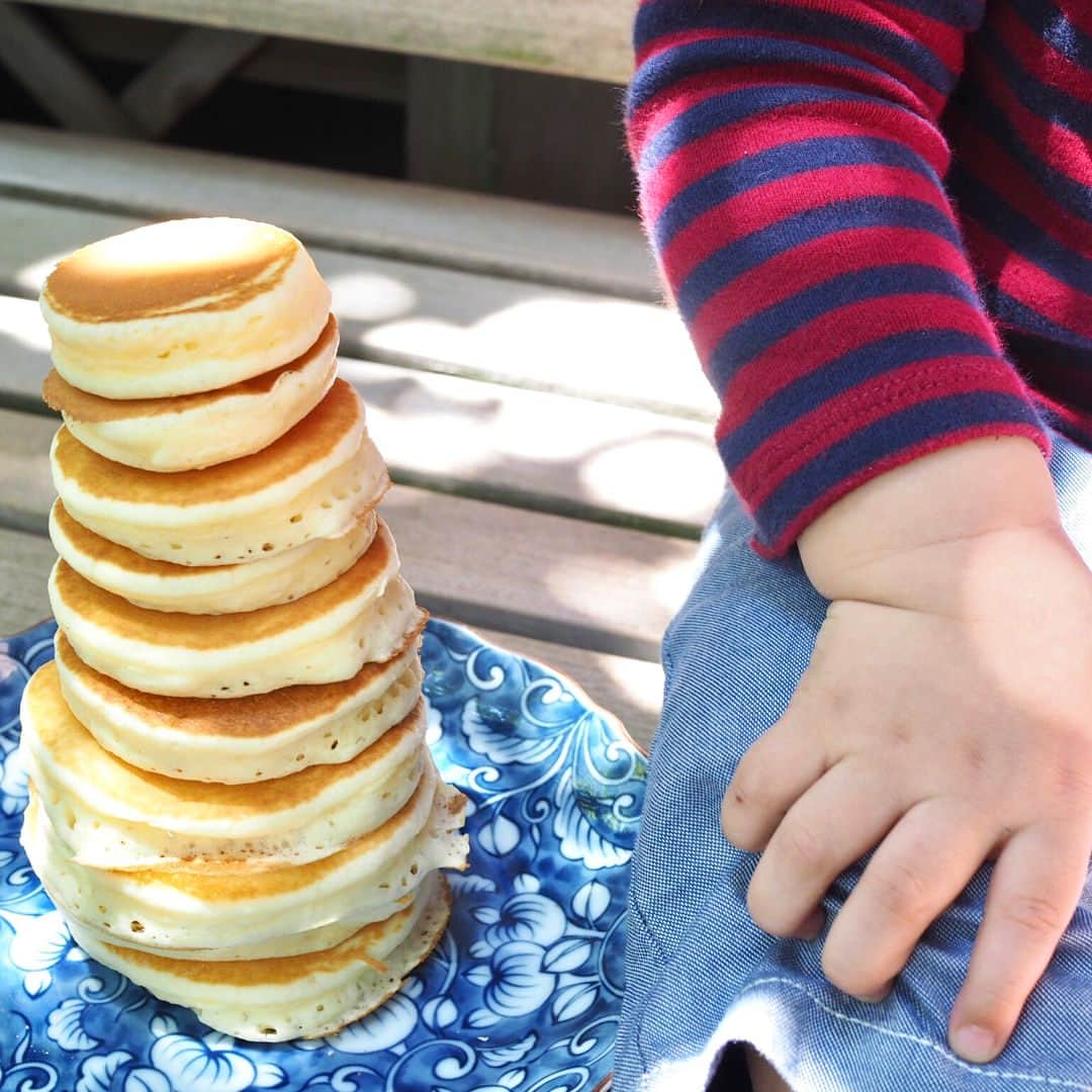 中村歌昇 さんのインスタグラム写真 - (中村歌昇 Instagram)「一緒に作った米粉のパンケーキ。 かなりのお喜びの様子です。 #おいおい全部はだめだよ #炭水化物好き #おそらく自分似 #連獅子ダイエット #国立初日でした」6月2日 23時03分 - kasho_nakamura