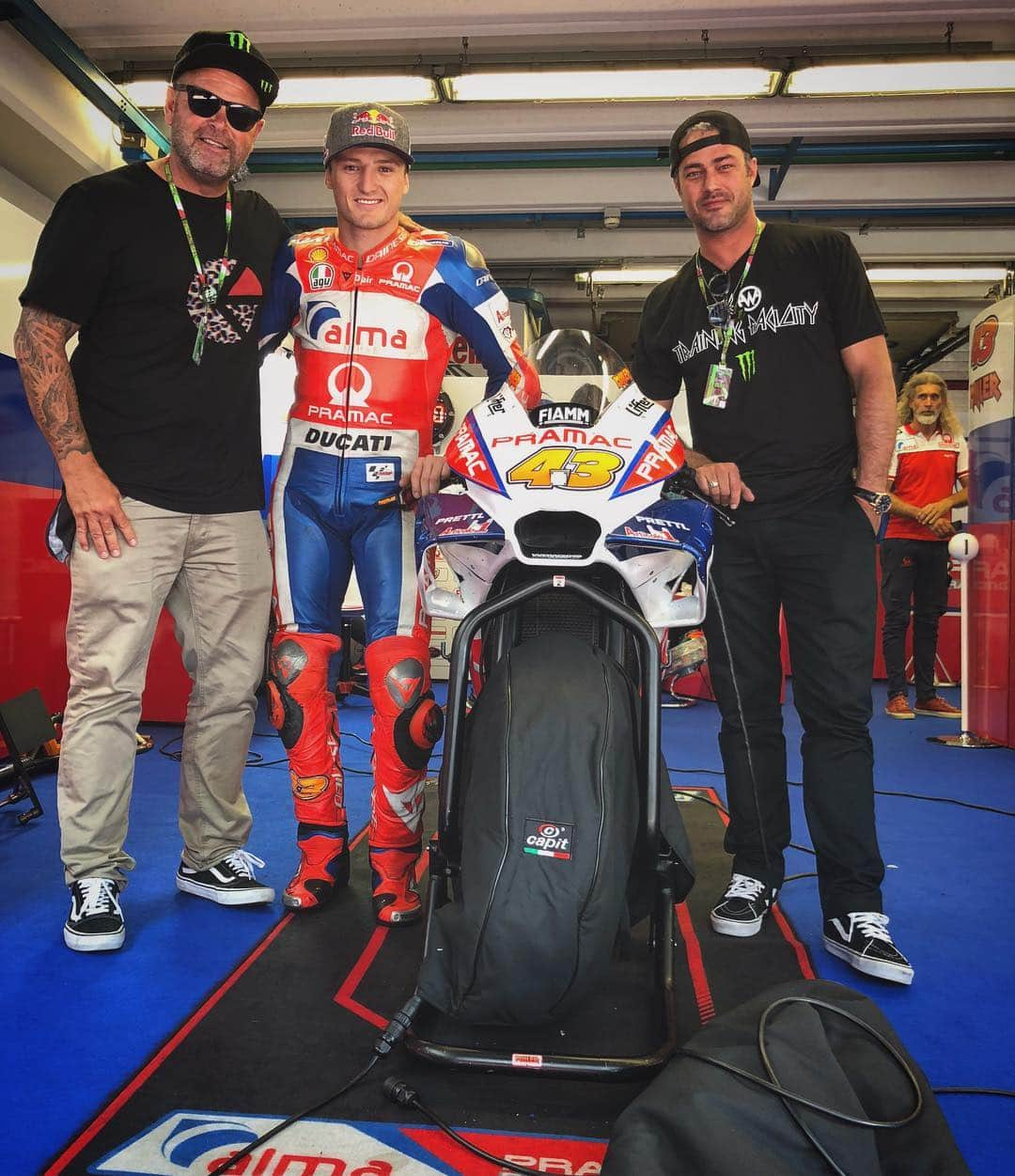 テイラー・キニーさんのインスタグラム写真 - (テイラー・キニーInstagram)「Stoked to watch @jackmilleraus do his thing in Mugello. #ItalianGP @motogp @Johnnylouch」6月2日 23時44分 - taylorkinney111