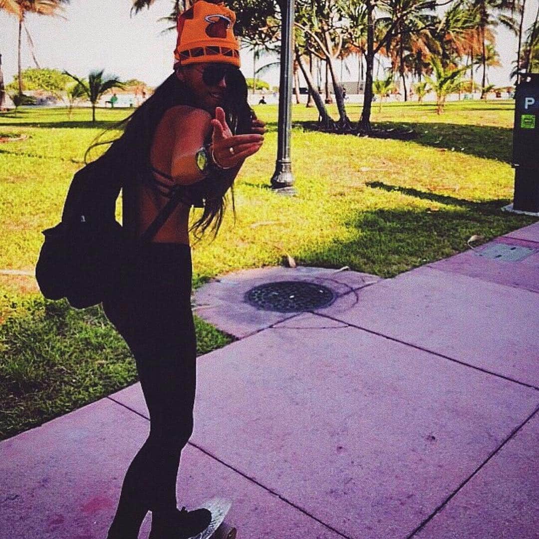星あやさんのインスタグラム写真 - (星あやInstagram)「Good old days! #2015 #miami #skatergirl 昼間は半裸でスケボーが足だったマイアミ時代🌴🌞🍊」6月2日 23時48分 - ayastella_