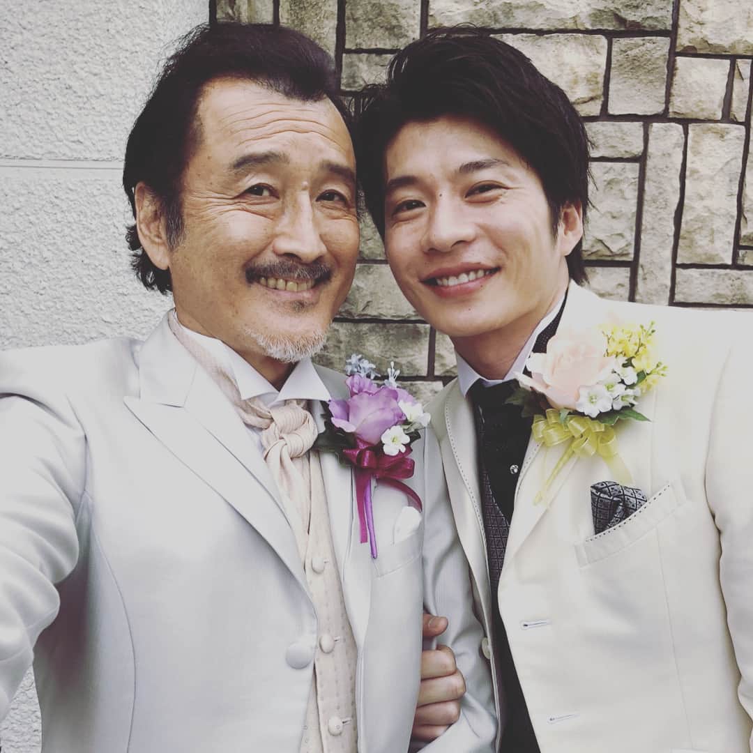 おっさんずラブ 武蔵の部屋のインスタグラム：「俺たち結婚します🤵✨ #なんちゃって😂 #嘘ぴょ〜ん‼️ #フラれちゃいました〜ハハハハハ〜‼️ #はるたんの #真っ直ぐでバカで優しくて嘘がなくてバカで可愛くてよく食べてバカでカッコいいところが #大好きだったよ #君に恋した１１年間は無駄じゃない🌸 #いい思い出になるにはまだまだ時間がかかるけど #ああーダメだ書きながら涙が出てきちゃった #はるたん #ねえはるたん #ありがとう #君に会えてよかった #終わりだお。」
