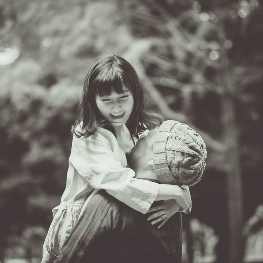 酒井景都さんのインスタグラム写真 - (酒井景都Instagram)「先日、まだ結婚式を挙げていない私達のウェディングフォトを撮っていただきました。木湖も一緒にね♡世界でひとつだけの写真集が、私達の手元に。すごく嬉しくて一生の思い出になりました。まだ1ヶ月ちょっと前のことだけど、遠いむかしのよう。  もっと時が経てばもっと懐かしく幸せな記憶としていつでもふわっと蘇るんだろうな… @cliomariage さん本当に素敵な機会をありがとうございました。 .. いつか観た映画のワンシーンの様なフォトウエディング  こだわりの衣裳店クリオマリアージュだからこそ叶うフォトプラン。 国内外からセレクトした選りすぐりのウエディングドレスやタキシード、 そして白無垢、色打掛、アンティーク着物、十二単などいつの時代も色褪せることのない和装スタイル、 さらにはお二人のストーリーを一冊のアルバムに綴るライフスタイルプランなどお二人のこだわりに合わせてお選びいただけます。 前撮りや後撮りはもちろんのこと、記念日撮影やお式の機会を逃してしまい写真だけのウエディングをお考えの方、 ご両親へ感謝の想いを伝える為のアルバムとしてお二人の大切な思い出の一冊を体験という価値も楽しみながら残せるフォトウエディングです。 大切なお子様も含めた結婚という思い出の為に・・・ お子様の衣裳もご用意しております。  www.cliomariage.com/photo/  @cliomariage_brides #クリオマリアージュ #wedding  #weddingdress  #weddinghair」6月3日 0時55分 - katiiesakai