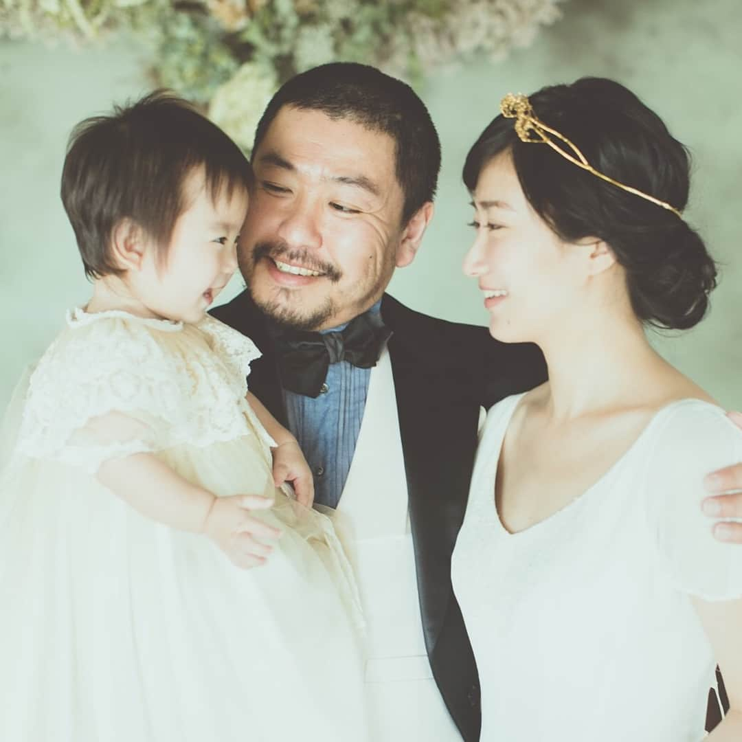 酒井景都さんのインスタグラム写真 - (酒井景都Instagram)「先日、まだ結婚式を挙げていない私達のウェディングフォトを撮っていただきました。木湖も一緒にね♡世界でひとつだけの写真集が、私達の手元に。すごく嬉しくて一生の思い出になりました。まだ1ヶ月ちょっと前のことだけど、遠いむかしのよう。  もっと時が経てばもっと懐かしく幸せな記憶としていつでもふわっと蘇るんだろうな… @cliomariage さん本当に素敵な機会をありがとうございました。 .. いつか観た映画のワンシーンの様なフォトウエディング  こだわりの衣裳店クリオマリアージュだからこそ叶うフォトプラン。 国内外からセレクトした選りすぐりのウエディングドレスやタキシード、 そして白無垢、色打掛、アンティーク着物、十二単などいつの時代も色褪せることのない和装スタイル、 さらにはお二人のストーリーを一冊のアルバムに綴るライフスタイルプランなどお二人のこだわりに合わせてお選びいただけます。 前撮りや後撮りはもちろんのこと、記念日撮影やお式の機会を逃してしまい写真だけのウエディングをお考えの方、 ご両親へ感謝の想いを伝える為のアルバムとしてお二人の大切な思い出の一冊を体験という価値も楽しみながら残せるフォトウエディングです。 大切なお子様も含めた結婚という思い出の為に・・・ お子様の衣裳もご用意しております。  www.cliomariage.com/photo/  @cliomariage_brides #クリオマリアージュ #wedding  #weddingdress  #weddinghair」6月3日 0時55分 - katiiesakai