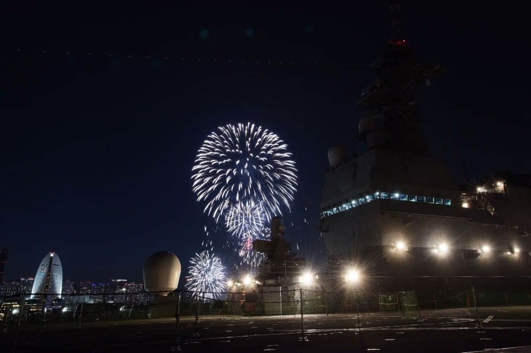 海上自衛隊さんのインスタグラム写真 - (海上自衛隊Instagram)「～Delights of yokohama, fireworks～ 護衛艦「いずも」が横浜開港祭に花を添えました。 #海上自衛隊 #自衛隊 #いずも #横浜開港祭2018 #花火 #電灯艦飾 #instajmsdf #ig_jmsdf #jmsdf #jsdf  #js_izumo #thanks_to_the_port2018 #fireworks #festival_lighting」6月3日 11時34分 - jmsdf_pr