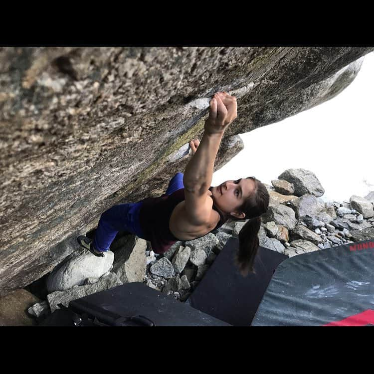 レベッカ・ストッツのインスタグラム：「I love to spend some time outside and with bouldering it‘s even better. 🇨🇭🇨🇭🇨🇭 @baechlibergsport @blackdiamond @scarpa_de @kletterzentrum_gaswerk #bouldering_pictures_of_instagram #bouldering #climbing_pictures_of_instagram #girlswhoclimb #climbing_is_my_passion #lifeclimbrepeat #bouldering_is_my_passion」