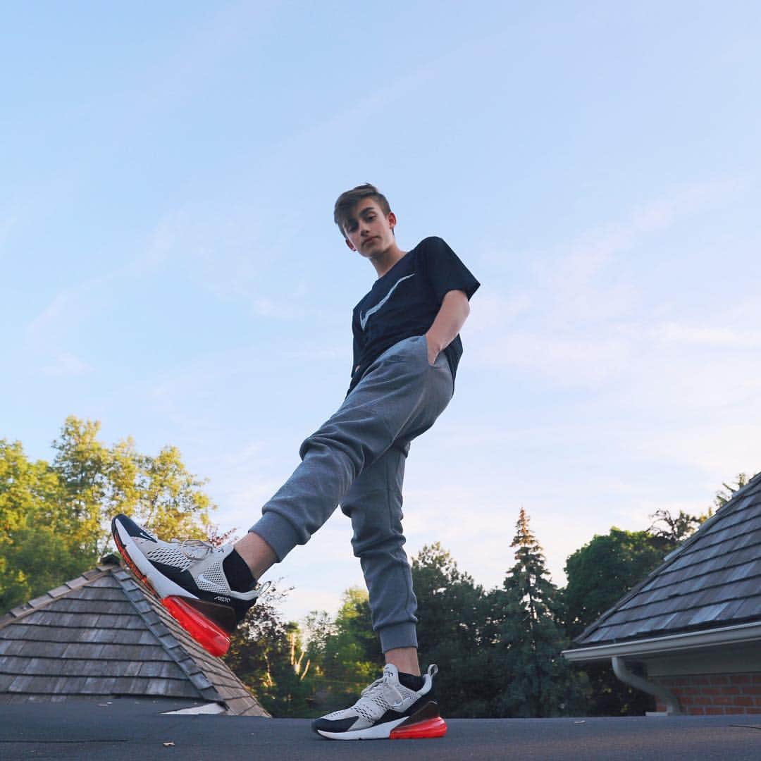 ジョニー・オーランドのインスタグラム：「Does #AirMoveYou? Leave a like and comment within 24 hours telling me how to be entered into a @Nike giveaway💥 #AirMax #AirForce #TeamNike」