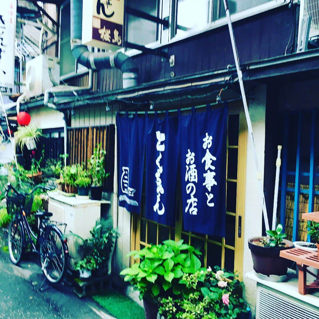 ツジトモタカのインスタグラム：「鹿児島のココにもう一度行きたい 料理は自動的に出てくる シメのご飯たべれないと言うとお土産でくれる 最終的な値段はとくちゃんのさじ加減 そして女将とくちゃんのタバコの吸い方の格好良さよ 昭和60年創業の深み」