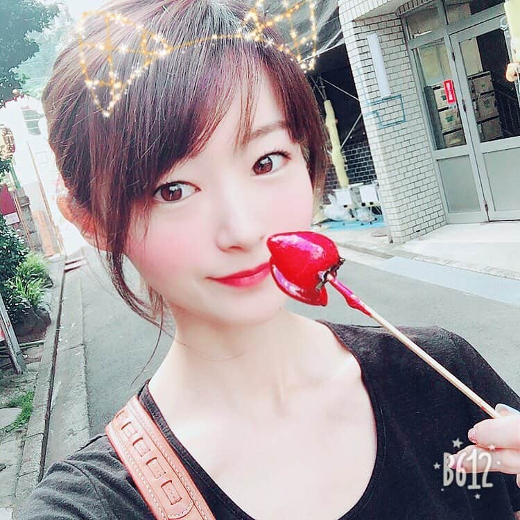 しほの涼のインスタグラム：「今年初ー❤️お祭り行ってきた🌀✨ 必ず食べるイチゴ飴今年もゲット🍓 でも水飴食べそこねた😢😢😢 水飴屋台のお姉さんとジャンケンしたかった🙍 ジャンケンが運と思えないほど、ジャンケン弱い私✊️ #ってか今日暑くないですか🌞」