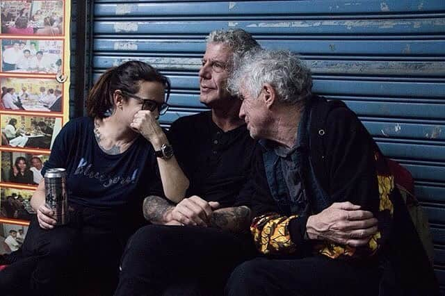 アンソニー・ボーディンのインスタグラム：「The Dream Team confers on set of @partsunknowncnn at Chungking Mansions in Hong Kong @asiaargento @dukefeng52 Christopher Doyle and me.. Photo by @xiaohaixiao」