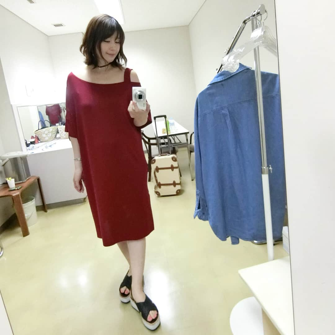 相沢まきさんのインスタグラム写真 - (相沢まきInstagram)「サイトの服、全部欲しくなっちゃうくらいツボのブランド @fanfan_closet 妊婦でも着れそうなワンピースが多くてどれも可愛くてしょっちゅう覗いちゃいます👀 プロデューサーさんが妊婦さんだから着た感じを想像しやすくて助かります🙏 赤のワンピースもゆるっと着れてお気に入り❤️ #fanfancloset #マタニティコーデ #マタニティウェア #妊婦コーデ #zara #feerichelu」6月3日 9時48分 - maki_aizawa0414