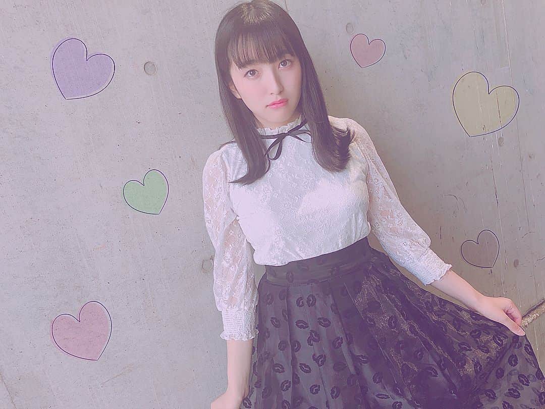のインスタグラム：「#今日のコーデ #💋 . #ブラウス #byebye ( @byebye_official ) .  #スカート #meow ( @meow_official_ ) 唇柄のスカートが可愛い💋 . #くつ #snidel」