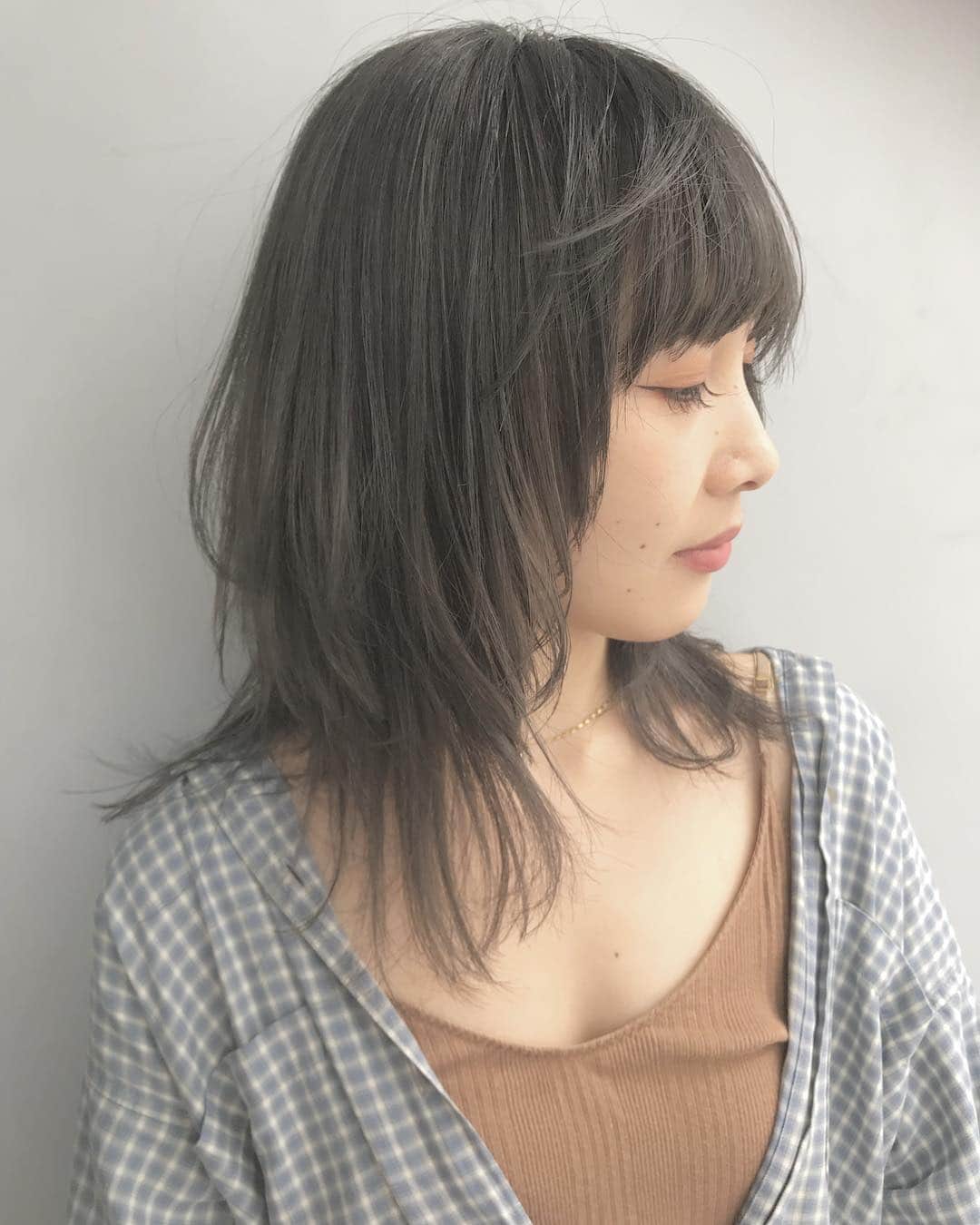 nanako itoのインスタグラム：「顔まわりをマッシュベースで全体に柔らかく見える位置にレイヤーが入っています✨ . カラーも柔らかさ重視でラベンダーとアッシュベージュの配合です🌿 . 明日のご予約、11:00〜,12:00〜からまだご予約お受けできます🙏🏻✨ .  #color#カラー#アッシュ#ベージュ#beige#マッシュ#マッシュウルフ #nanakorocolor #shima_nanako」