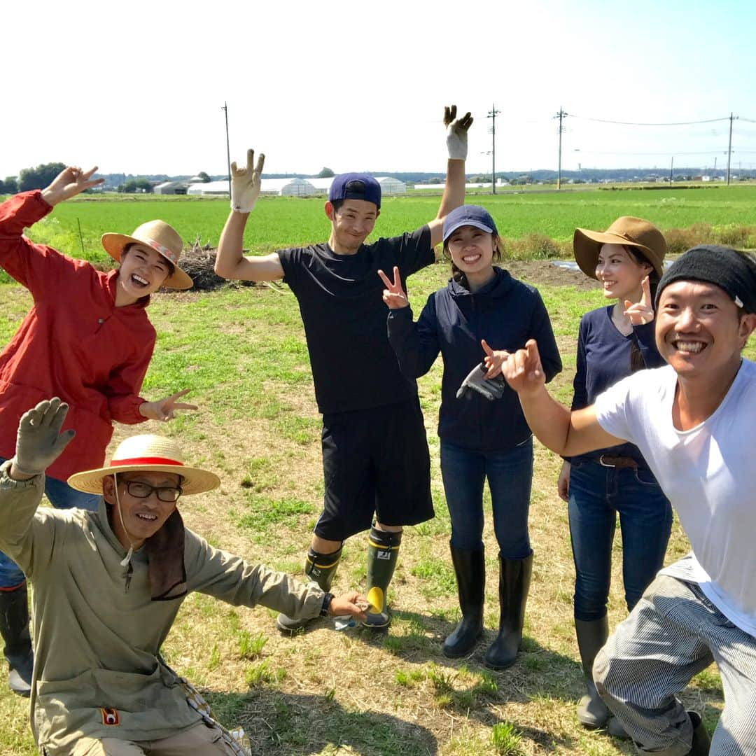 川瀬良子さんのインスタグラム写真 - (川瀬良子Instagram)「『農縁プロジェクト』 栃木県真岡市の畑で、 トマト、ナス、ピーマン、スイカの苗の 植え付けをしました♪ （写真8枚あります☀️） 畝立て機初挑戦！ まっすぐに進んで行くのが難しかった〜！ みんなでマルチを敷いて、 苗を200本植え付けました！ 暑かった〜！ けど、みんなでの作業は 楽しくてあっとゆー間です。 ＊ チームワーク完璧！と思っていたら… 最後、集合写真でジャンプしよ〜！となって 撮ってみたものの、 タイミングバラバラ😆 の、写真です🤣 （5〜8枚目の写真です😝） ＊ 植え付けをすると、 収穫に向けての楽しみ度が増しますね〜♪ お疲れさまさまでした😊👏🏻🌈 ＊ #栃木県 #真岡市 #リス村 #リス村ふれあいの里  #農縁プロジェクト  #畑 #農業 #農作業 #菜園 #野菜作り #土 #畝 #畝たて #苗 #植え付け #トマト #ナス #ピーマン #スイカ 大好きなので 植え付けからテンション上がりました！ #収穫 の楽しみ #集合写真 #ジャンプ  #農業女子 #workwear #農作業着 は #クリフメイヤー #ソラシタ #長靴 #帽子 #農家 さんに感謝です😊」6月3日 20時27分 - kawase_ryoko