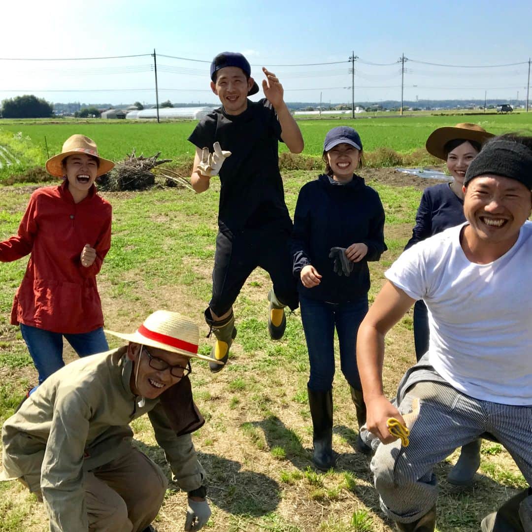 川瀬良子さんのインスタグラム写真 - (川瀬良子Instagram)「『農縁プロジェクト』 栃木県真岡市の畑で、 トマト、ナス、ピーマン、スイカの苗の 植え付けをしました♪ （写真8枚あります☀️） 畝立て機初挑戦！ まっすぐに進んで行くのが難しかった〜！ みんなでマルチを敷いて、 苗を200本植え付けました！ 暑かった〜！ けど、みんなでの作業は 楽しくてあっとゆー間です。 ＊ チームワーク完璧！と思っていたら… 最後、集合写真でジャンプしよ〜！となって 撮ってみたものの、 タイミングバラバラ😆 の、写真です🤣 （5〜8枚目の写真です😝） ＊ 植え付けをすると、 収穫に向けての楽しみ度が増しますね〜♪ お疲れさまさまでした😊👏🏻🌈 ＊ #栃木県 #真岡市 #リス村 #リス村ふれあいの里  #農縁プロジェクト  #畑 #農業 #農作業 #菜園 #野菜作り #土 #畝 #畝たて #苗 #植え付け #トマト #ナス #ピーマン #スイカ 大好きなので 植え付けからテンション上がりました！ #収穫 の楽しみ #集合写真 #ジャンプ  #農業女子 #workwear #農作業着 は #クリフメイヤー #ソラシタ #長靴 #帽子 #農家 さんに感謝です😊」6月3日 20時27分 - kawase_ryoko