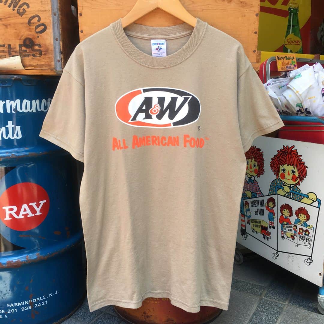kiarrysさんのインスタグラム写真 - (kiarrysInstagram)「A&W / Dairy Queen T-shirt🍔🍦❣️ * スペシャル可愛いTシャツが入荷しました😆 DQはご紹介前にSOLD!💨 A&WのボディがオレンジのTシャツはよく見かけますが、こちらは優しいブラウンです🐻🍺 オレンジよりも着回しがききますよ〜👍 今までチャレンジ出来なかった方も、これなら着やすいと思います🌱✨ A＆Wファンのかたは是非⭐️ * WEBショップ掲載 A&W Tee 3564yen * * ⚠️インスタDMからのご注文は受け付けておりません。ご了承下さいませ🙇**➡️ 通販のご注文・商品のお問い合わせはこちら➡︎ メール✉️ kiarrystoys@nifty.com 電話☎️03-3314-3446 Webショップ💻http://kiarrys.ocnk.net/ . #kiarrys #キアリーズ #高円寺 #アメリカ #JUNK #アンティーク #antique #買取 #オモチャ買取 #TOY #vintage #ヴィンテージ #古着#advertisement#Advertising#アドバタイジング#dairyqueen#aandw#dq」6月3日 20時38分 - kiarrys