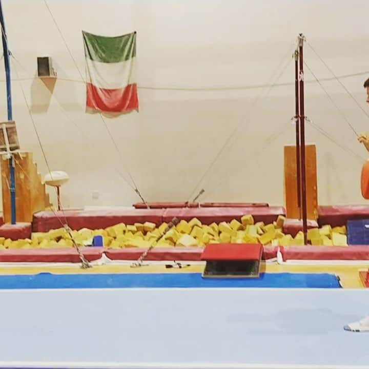 オンドレイ・ホタレックのインスタグラム：「Looking forward to next week lesson with @tom.friz for some new tricks... I always loved gymnastics, it's never too late to pursue your passions!  Non vedo l'ora della prossima lezione di ginnastica, mi sorprende quanto riesco ancora imparare... #oldathlete #gym #acrobatics #newtricks #backflip #jump #sports #ginnasticaartistica  #procarate #gymgoals #sundaymotivation」