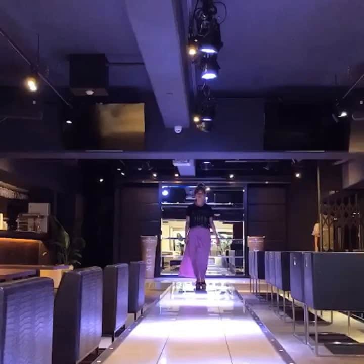 長嶺菜菜子のインスタグラム：「. ランウェイカフェ @runwaycafebar  で ランウェイしてみた♡︎₍₍ ◝︎(・ω・)◟︎ ⁾⁾♡︎ . . ♣︎トップバッター♣︎ ゆかちゃん @happy_smile_yuka . ♣︎2番め♣︎ 私 @na7co0422 . . ♣︎3番め♣︎ さりちゃん @sarixoxo101 . . ♣︎4番め♣︎ まちちゃん @chuchumachi . . たまたまお客さんいなくて 楽しんだ✧︎◝︎(*´꒳`*)◜︎✧︎˖ . . #インフルエンサー #インスタグラマー #大阪ランチ #心斎橋ランチ #ランウェイカフェバー #ランウェイカフェ #女子会 #ランチ会 #お洒落ランチ #lovenusランチ #おすすめランチ場所 #女子会ランチ #女子会ディナー #ランチ #ディナー #パーティー貸切 #心斎橋Runway #ママランチ #ママ友ランチ #ママ会ランチ #大人のお子様ランチ #うちなんちゅ #沖縄出身 #八重歯 #でこっぱち #ランウェイカフェでランウェイ #初ランウェイ #ランウェイ出来るカフェ #ランウェイラウンジ」