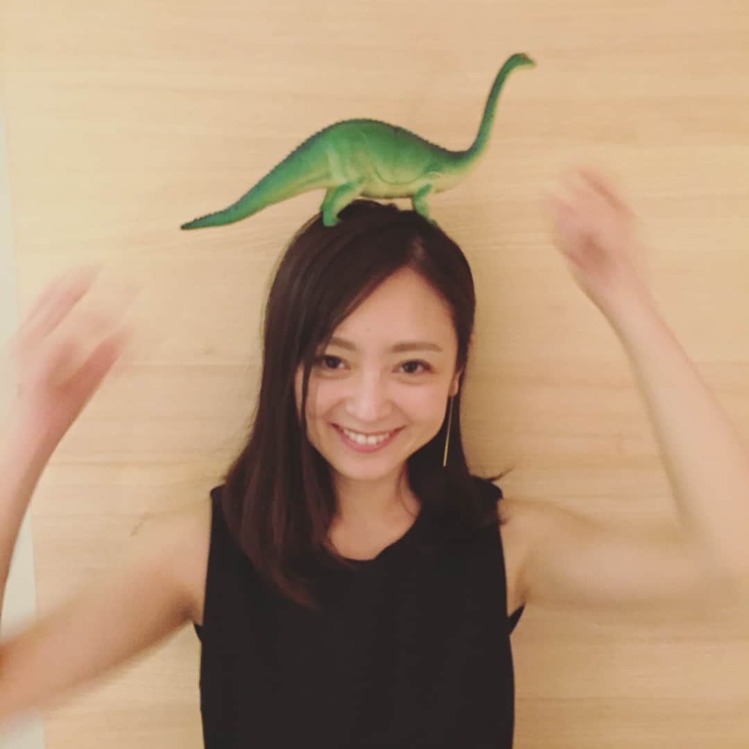 安達祐実さんのインスタグラム写真 - (安達祐実Instagram)「💛💛💛 #恐竜 #頭に乗っけてみた #クシャミしたら #落ちた」6月3日 20時42分 - _yumi_adachi