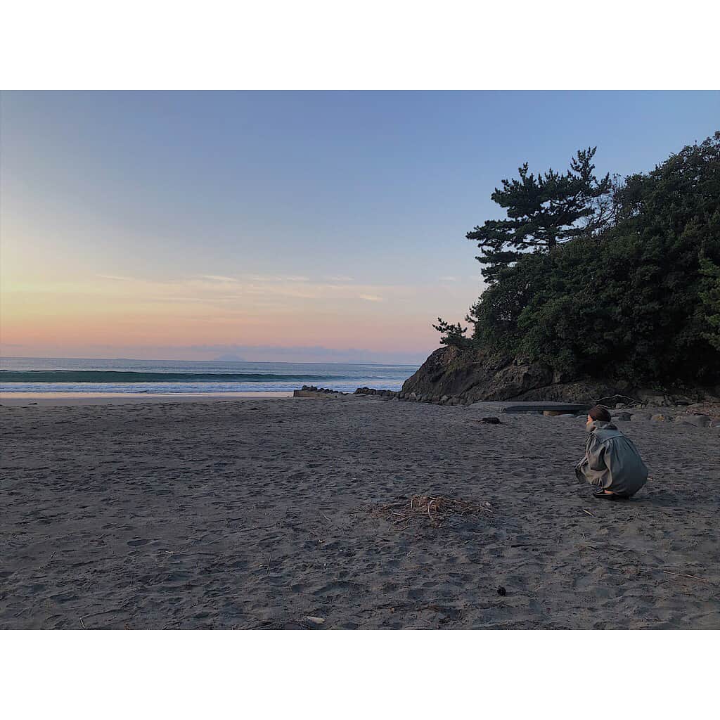 西本早希のインスタグラム：「・ AM4:00 旅館の目の前にある 海に朝日を見に ☀️ まだ起ききってない頭で ぼーっと で 戻って 2度寝 😪」
