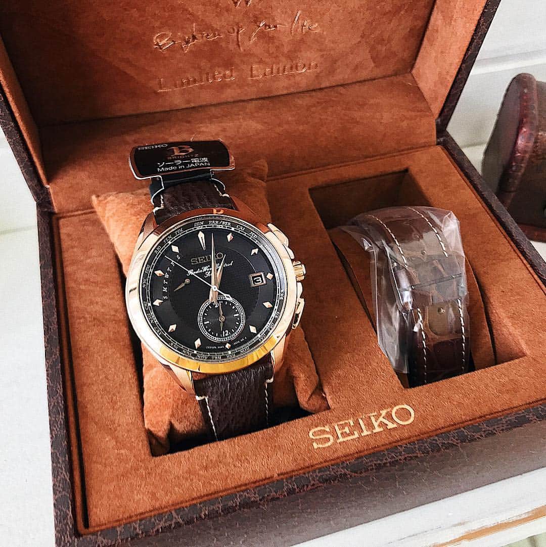のインスタグラム：「⌚︎ seiko ブライツ×Brift H コラボモデル。 ⠀ レザーのスペシャリストが監修した シャークスキン(鮫革)を採用。 ⠀ さらにBrift Hならではのシューケアボックスを イメージしたスペシャルボックスです。 ⠀ ¥130,000 + tax ⠀ #セイコー#seiko#ブライツ#腕時計#腕時計くら部 #鮫革#コラボ#コラボモデル#腕時計好きな人と繋がりたい #置き画くら部 #copal#コパル」