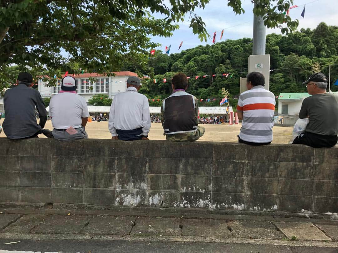 夏木マリさんのインスタグラム写真 - (夏木マリInstagram)「運動会を見る背中、、、 #五島列島 #運動会 #marinatsuki  #natsukirock  #夏木マリ」6月3日 13時29分 - mari_natsuki