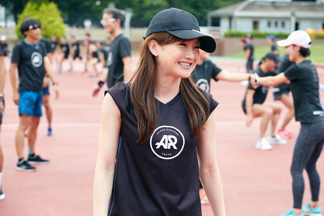 のインスタグラム：「ARsession -3000+2000+1000 -全員relay 200m×11人/8team 休日に、全力で1000のタイムトライアルをさせられ、200のリレーで白熱する大人たち🤣💕not bad😏 そんなみんなを見て喜ぶ私😁 ・ Like moving and smiling after running😊🤞then grab a coffee then took a nap🤤perfect holiday😏💕Esp lose my left earring😟😭 ・ #adidasrunners  #adidasrunnerstokyo #running #holiday #training #mysession #takeanap #track #ランニング #トレーニング #昼寝 #休日 #休日の過ごし方 #左耳のピアス #落としました 😒#丸いゴールドのピアス #織田フィールド #見つけたら連絡ください 笑 #切実に 😂🙏」