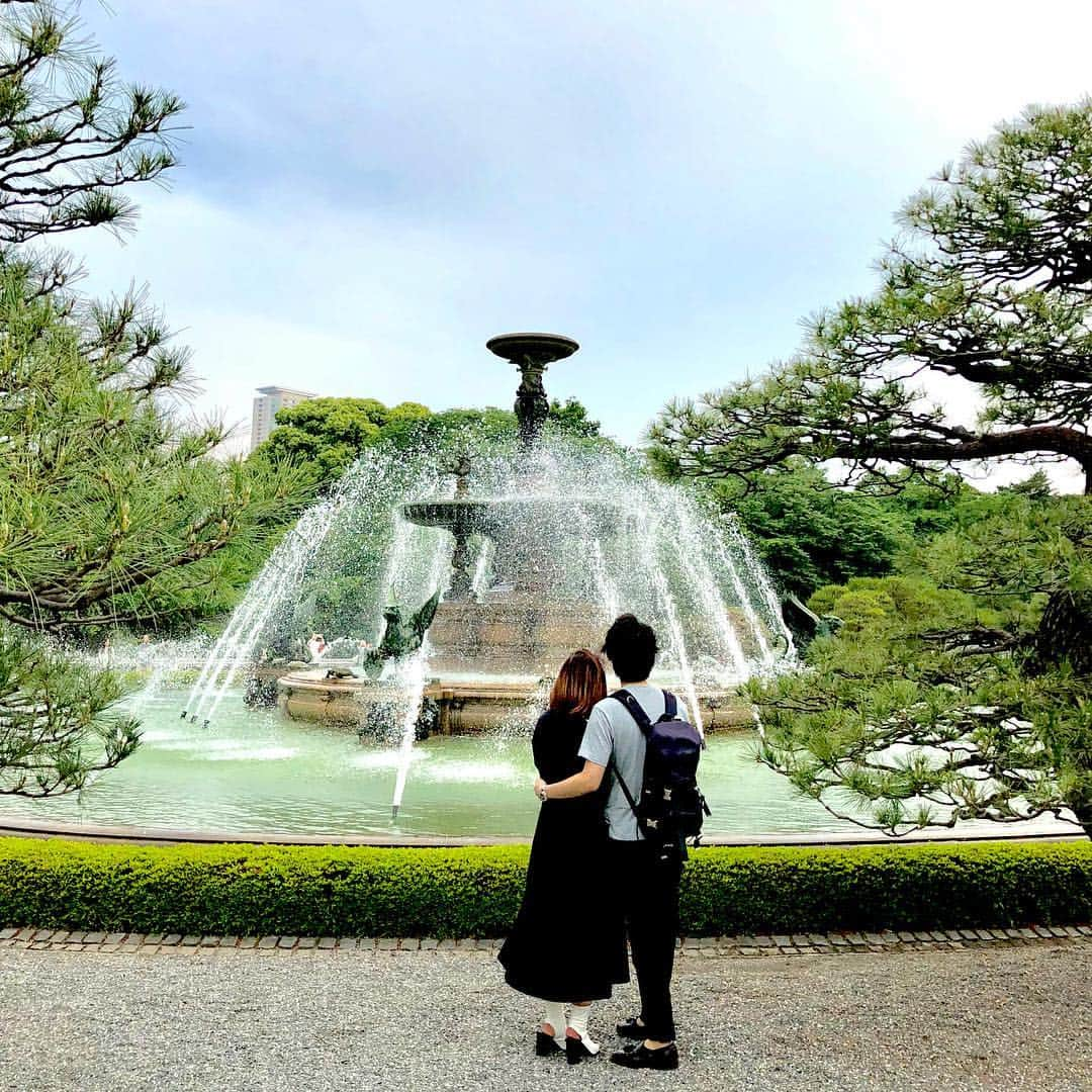 旦那マネジメントのインスタグラム：「* 緑に噴水、そして夫婦でデート👫  こうやってのんびりと公園を散歩するデートは普段忙しい夫婦にとっていい時間です💓  普段話せない話もゆっくり話せるし、 夫婦にとって会話の時間は大切です…❣️☺️ * ✨✨5/28~6/30 フォローキャンペーン開催中✨✨ * 期間中に　@danna_maagement　を フォローいただいた方の中から、10名様へ、 【スカルプ】シャンプー＆コンディショナー＋ 【スカルプDボーテ】シャンプー＋コンディショナー　 計4本　￥15,600円相当を抽選でプレゼント🎁 * 詳しくはプロフィールよりHPをご覧ください💁‍♀️ * #旦那マネジメント  #噴水  #夫婦  #スカルプＤ」