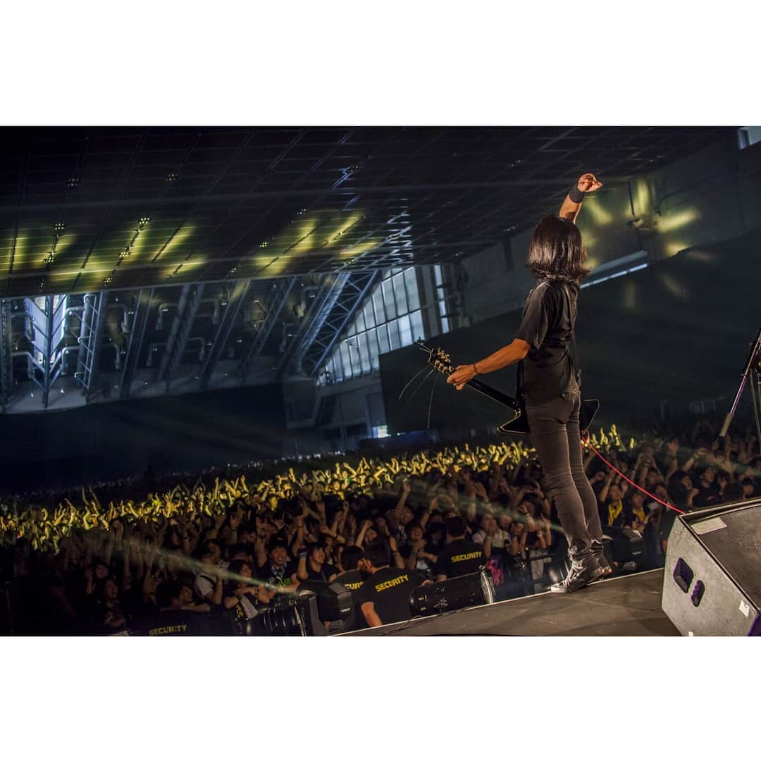 猪狩秀平さんのインスタグラム写真 - (猪狩秀平Instagram)「2018.6.2.石川県🐟 "百万石音楽祭〜ミリオンロックフェスティバル2018〜" @hayachinphoto  1.民衆の前でキツネをするイガリ。 2.飛ぶイガリと佐渡と奥にアゴ。 3.膝破れすぎなイガリ(お金ないのか) 4.これマジで落ちそうで怖かったイガリ。 5.照明におされるイガリ。 6.背中で語る風のイガリ。 7.イガリの後ろでなんかやってるJesseとナオキくん。 8.ORANGE RANGEと呑むと必ず泥酔なイガリ。 9.前夜に金沢を徘徊するゆーじとORALタクヤとイガリ。 10.看板から離れられなくなってるのをタクヤに撮られるイガリ。 #次のライブは #BLAZEUP長崎 #絶対の絶対 #来た方がいいよ #ふふふ #😈」6月3日 17時07分 - hey_igari_0131