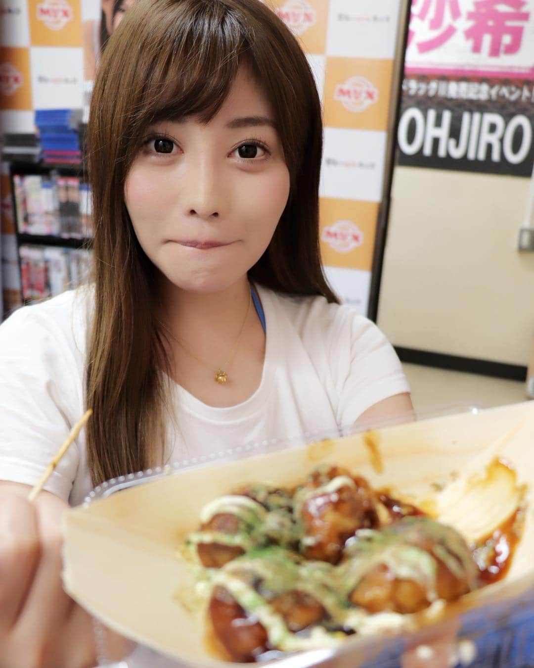 アイデアポケットさんのインスタグラム写真 - (アイデアポケットInstagram)「たこ焼きたべる？  #益坂美亜 #アイポケ #たこ焼き #彼女感」6月3日 17時12分 - ideapocket_official