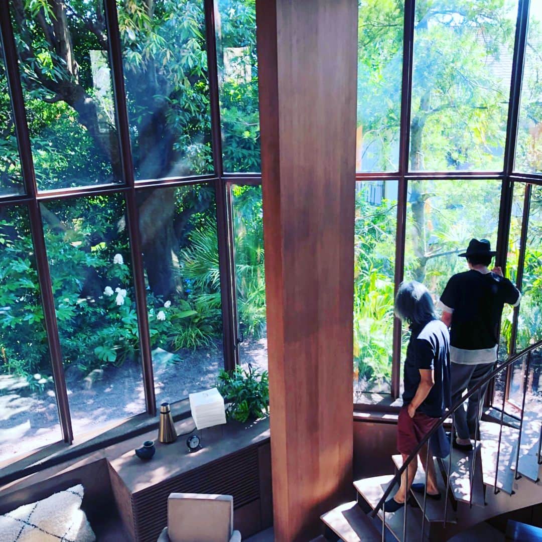 谷川じゅんじさんのインスタグラム写真 - (谷川じゅんじInstagram)「都内某所。ホント素晴らしいおうちだった。建築家は田根くん。太一くんおめでと Todoroki House in Valley. #tsuyoshitane #solsofarm #tokyo #thisisjapan #openhouse #botanicallife」6月3日 17時12分 - junjitanigawa