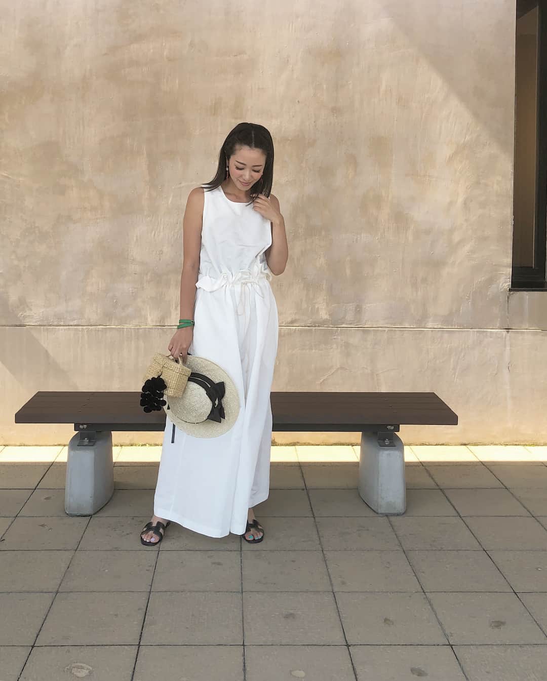 井上晃子さんのインスタグラム写真 - (井上晃子Instagram)「#whiteandblack 🖤🖤🖤 . . all-in-one#machatt bag#nannacay  shoes#hermes hat#misaharada #ootd#coordinate」6月3日 17時29分 - akiki_2015
