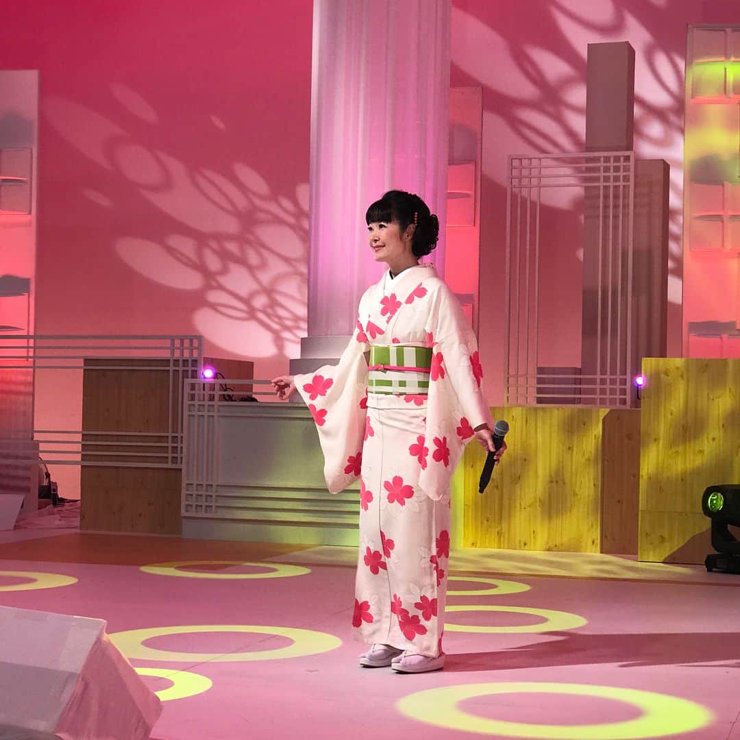 田川寿美さんのインスタグラム写真 - (田川寿美Instagram)「可愛らしいサクラの着物 大きめの髪飾りで #サクラ #桜 #sakura #着物 #演歌 #歌手 #kimono #enka」6月3日 17時35分 - toshimi_tagawa