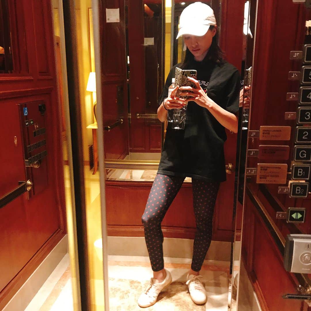 小濱なつきのインスタグラム：「Day 2 食い倒れツアーのため、まずはジムからスタート！ @emmi.jp ×adidasのスニーカーとレギンスを持ってきました🏃‍♀️ #taipei #trip #morning #training #食べたら動く」