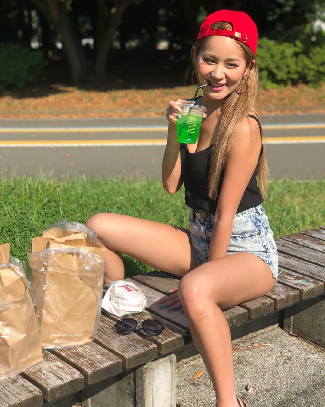 LORYのインスタグラム：「公園でのんびり🐶💛💛 #ろーちゃんの休日 #sunday #happy #chilling #picnic #looory #dayoff」